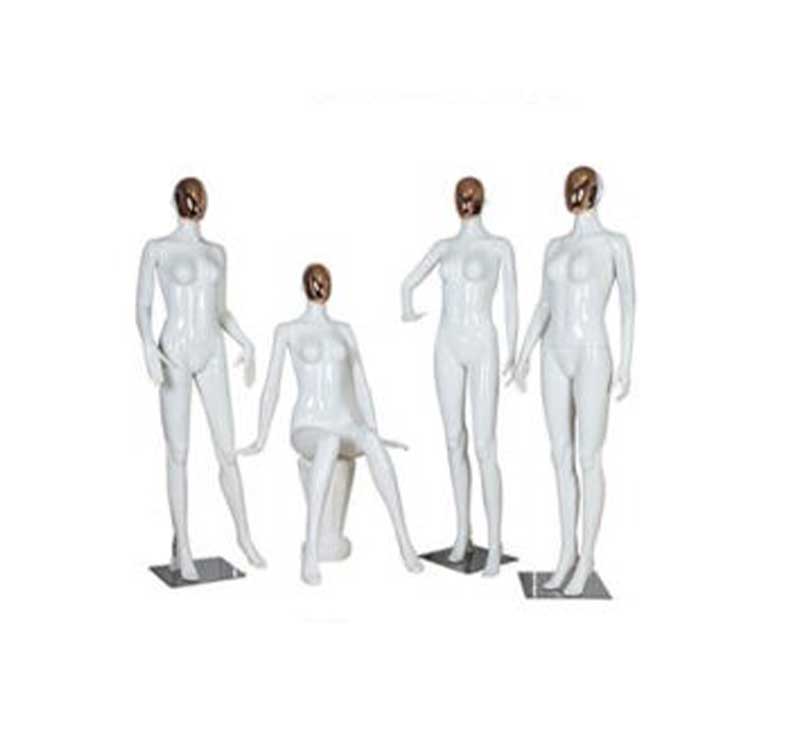 عارضة و علاقات ملابس